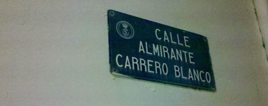 El Arsenal de Ferrol retira la placa de una calle dedicada  al almirante Carrero Blanco