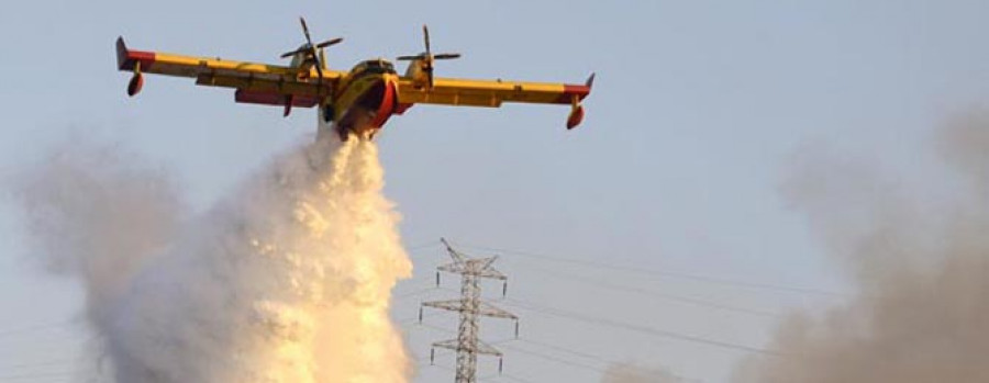 Un fuego de más de 20 hectáreas en Verín corta un tramo de N-525 y de autovía