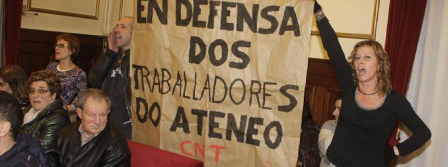 Los trabajadores del Ateneo claman en el pleno contra el reparto de su sede