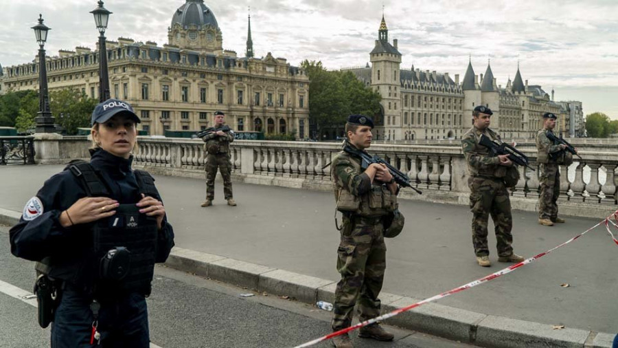 Un funcionario de la policía de París mata a cuchilladas a cuatro compañeros