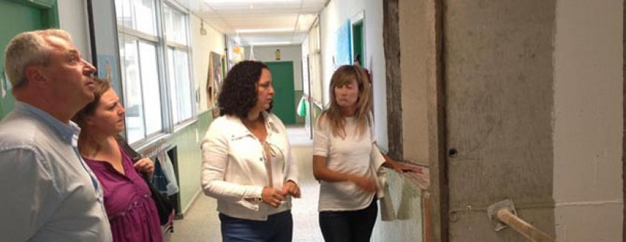 CARIÑO - Do Campo visita las obras de mejora del colegio en el que Educación invirtió 54.000 euros