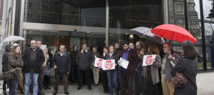 Concentración de protesta por la desaparición de la Oficina de Dependencia