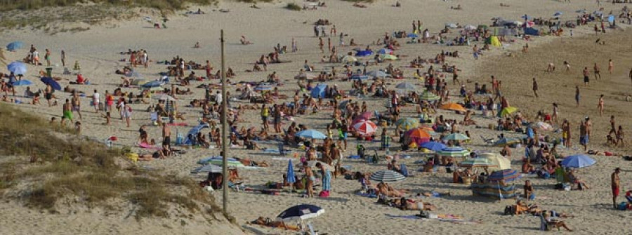 El calor lleva a los ferrolanos a las playas a pesar de la falta de socorrismo
