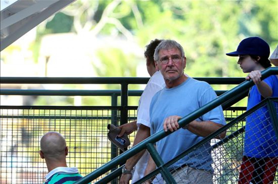 Harrison Ford conoce proyectos de viviendas en una favela de Río de Janeiro