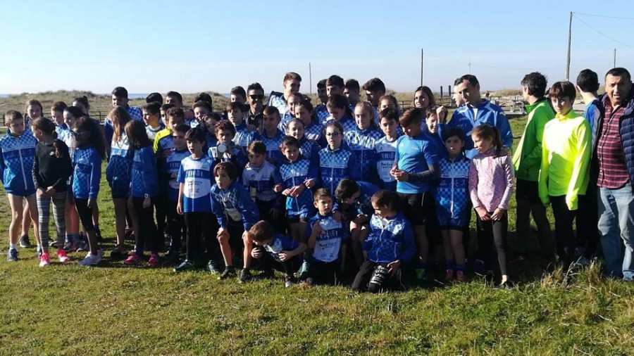 Gómez Noya pasa el día con sus “delfines”