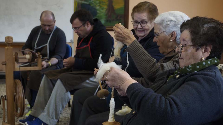 Usuarios de Saúde Mental “hilan” vivencias con los mayores de Cerdido