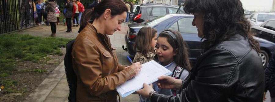 Los afectados por las plazas del CEIP Isaac Peral siguen recabando apoyos