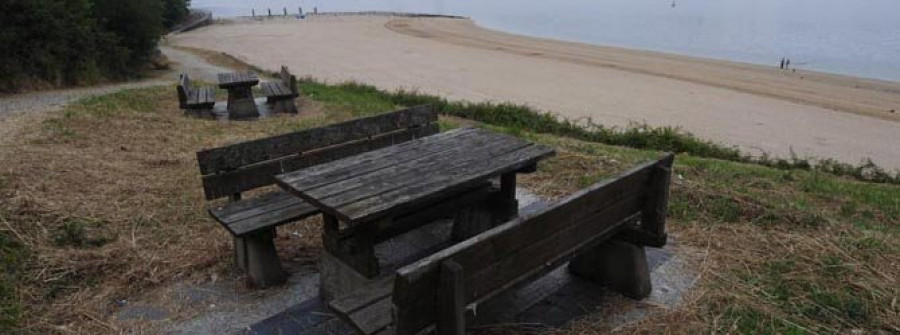 El Concello repara los desperfectos del invierno para estrenar las playas