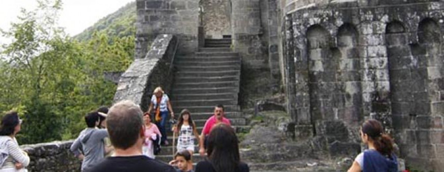 A CAPELA - Más de 11.000 personas visitaron Caaveiro durante el mes de agosto