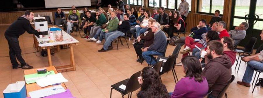 Cerca de medio centenar de vecinos aprendieron a elaborar cerveza casera en la parroquia de Naraío