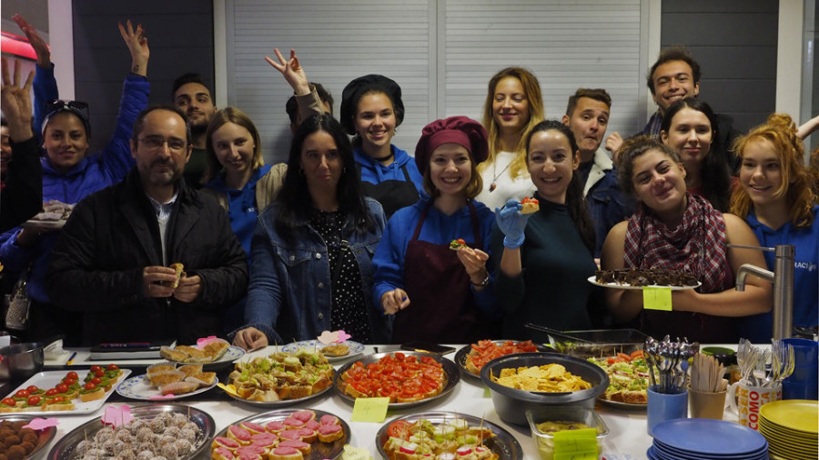 Jóvenes de varios países cocinan en la ciudad platos saludables