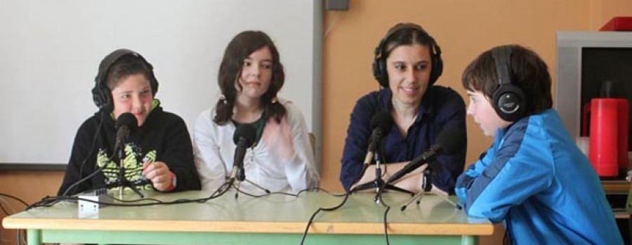 Alumnos del CPI Virxe da Cela de Monfero realizan un programa de radio solidario