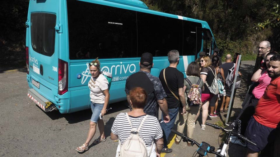 La Diputación pone en marcha el servicio de transporte a Caaveiro