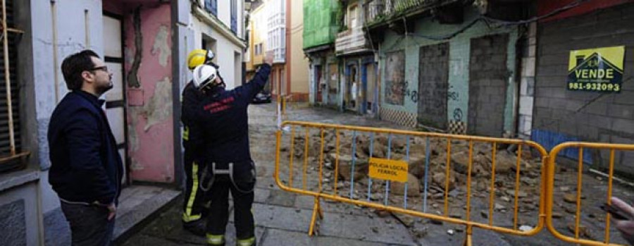 La caída de la pared medianera de dos casas ruinosas destroza un coche en Ferrol Vello