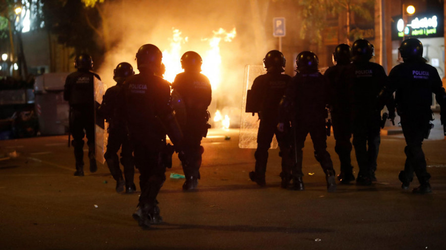 La segunda noche de protestas desata una  batalla campal  en las calles  de Barcelona