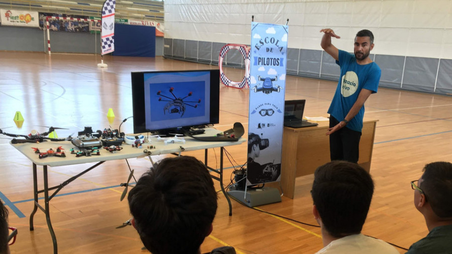 El proyecto Escola de Pilotos de Drons arrancó ayer en el Pabellón de A Xunqueira en Fene