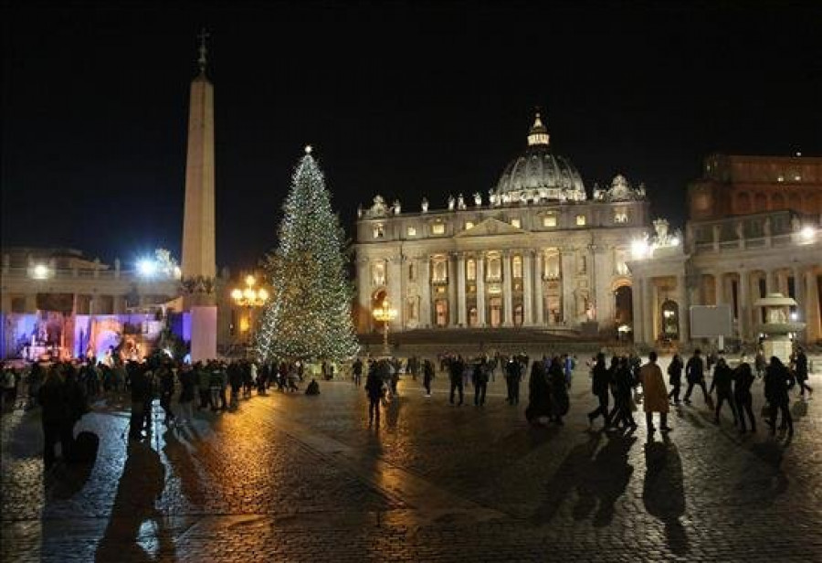 El Vaticano inaugura belén, árbol de Navidad e iluminación en la Plaza de San Pedro