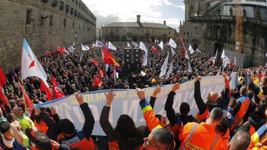 Miles de personas claman contra los “recortes” de la sanidad gallega