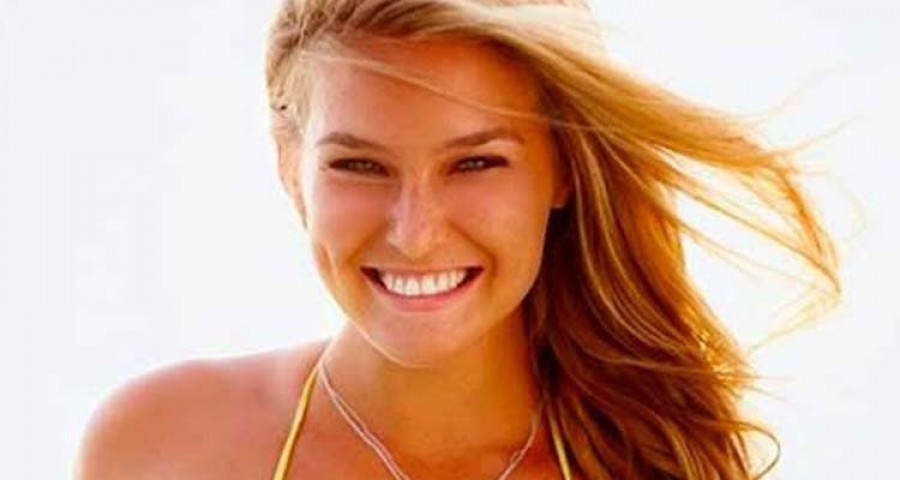 Bar Refaeli presume de amor y de embarazo por Barcelona