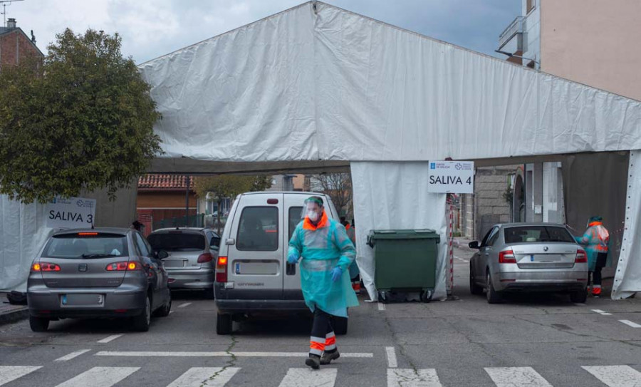 Bajan los positivos diarios en Galicia tras el récord del sábado, pero aumenta la presión hospitalaria