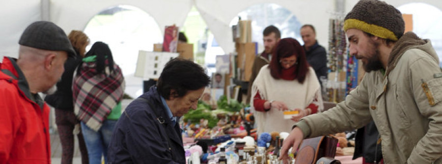 NARÓN - Una treintena de puestos participan en la feria de artesanía y alimentación