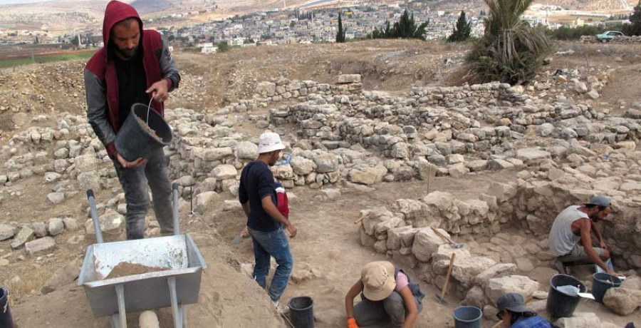 Arqueólogos coruñeses hallan la primera ciudad palestina