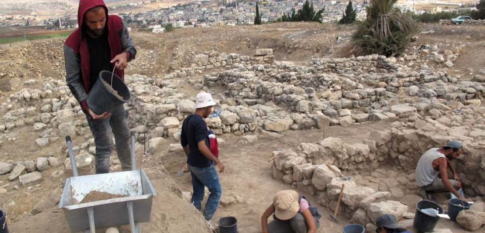 Arqueólogos coruñeses hallan la primera ciudad palestina
