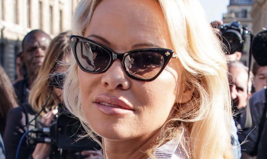 Pamela Anderson protesta contra la cría de animales en jaulas