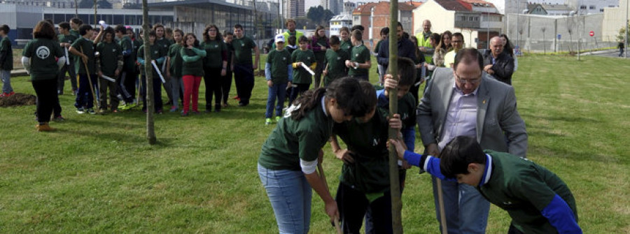 Los escolares reforestan el parque Clara Campoamor con 32 especies