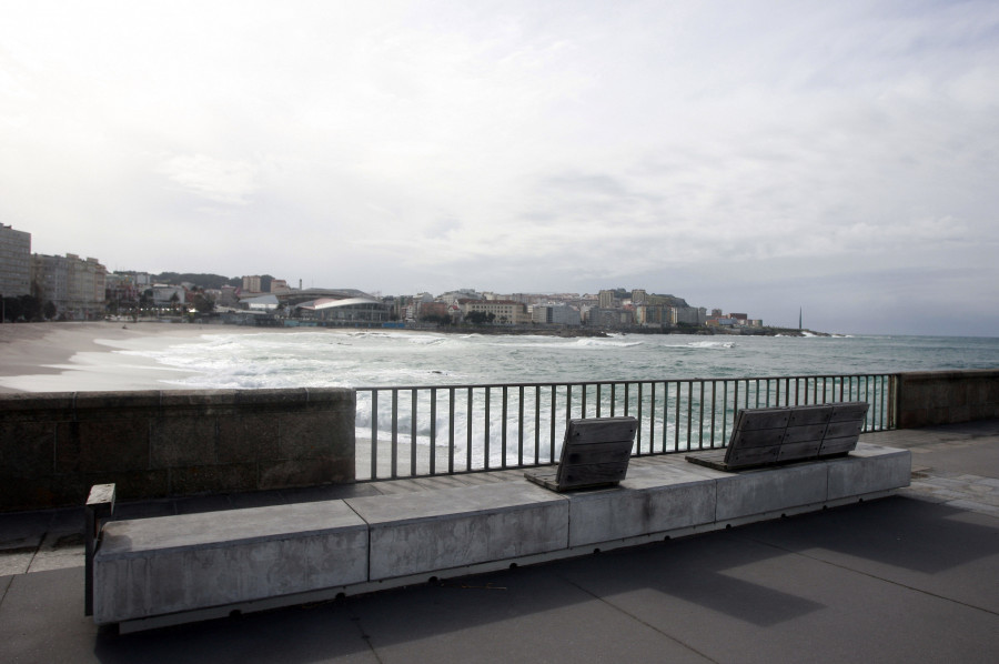 Un hombre roba un móvil en A Coruña y se tira al mar para huir