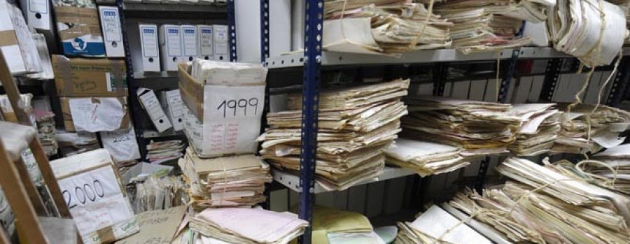 La falta de espacio obliga a archivar expedientes en los juzgados, restando espacio a los trabajadores