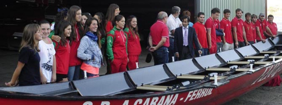 A Cabana recibió del Concello su nueva trainera