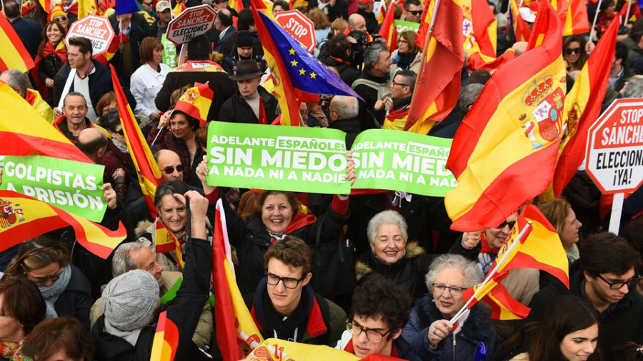 La manifestación contra la “traición” de Pedro Sánchez abre en la calle la campaña electoral