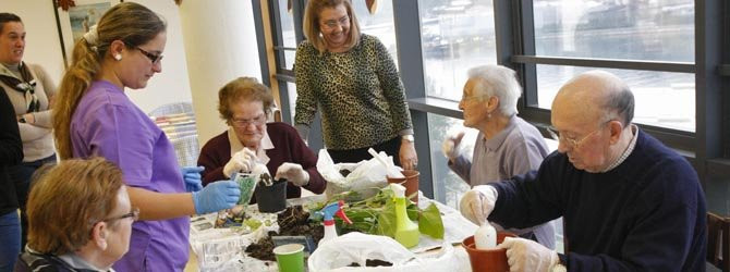 La jardinería como forma de desarrollar los sentidos y evocar recuerdos en los enfermos de Alzheimer
