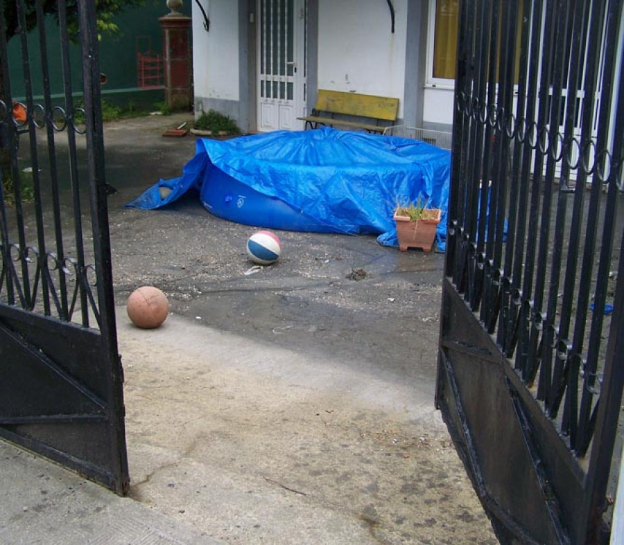 Inundación de aguas residuales en el patio de una casa en la calle Río Cádavo, en Fene