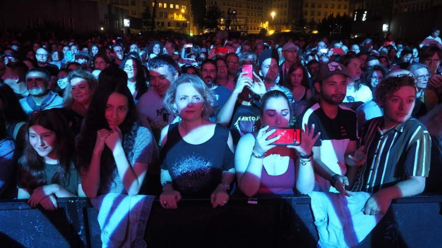 Fangoria abarrota la plaza de España en el arranque de las fiestas de verano de la ciudad