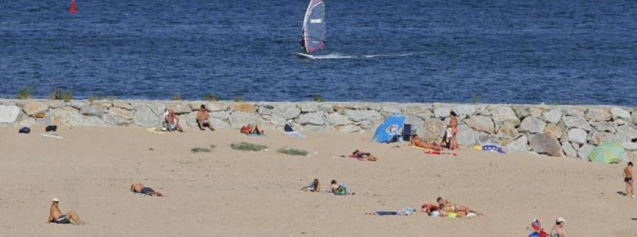 Levantan la prohibición del baño en la playa de Caranza tras el cese del vertido en Barallobre