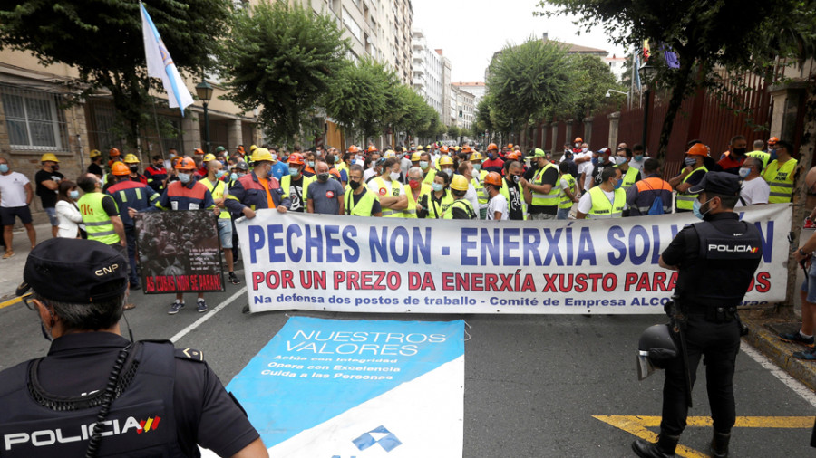 Los trabajadores piden que la Xunta y el Gobierno obliguen a Alcoa a negociar