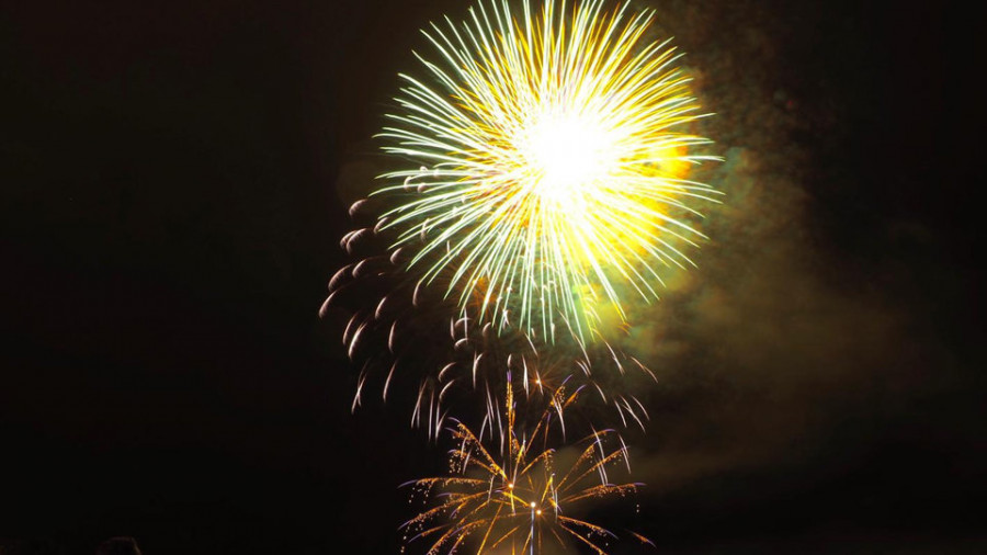 La luz y el color de los fuegos de San Ramón despidieron las fiestas de verano