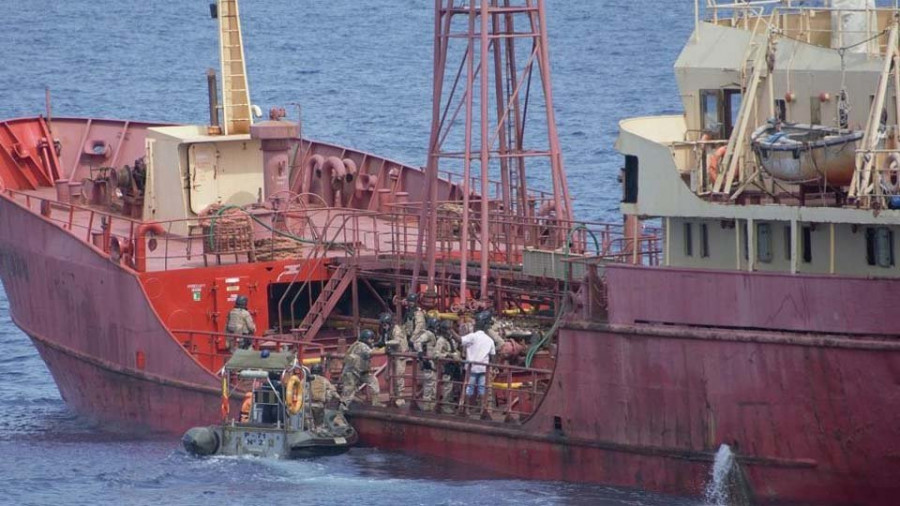 El patrullero con base en Ferrol “Serviola” libera un buque nigeriano retenido por nueve piratas