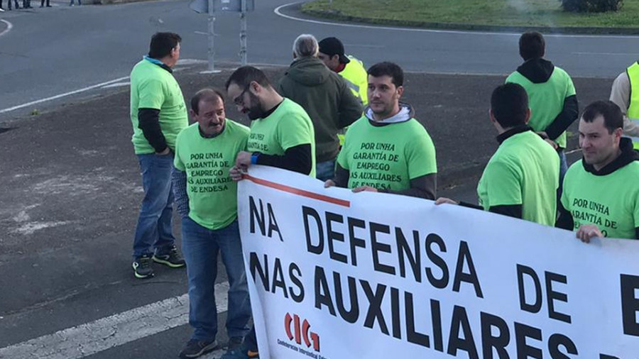 Una nueva protesta dinámica de los trabajadores de Endesa bloquea la entrada a Cabanas