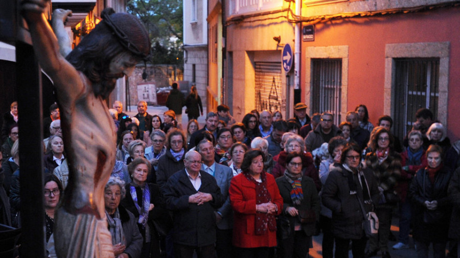 La Ciudad Vieja  se vuelca con la primera procesión nocturna de esta Semana Santa