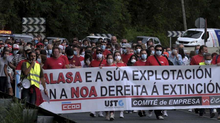 Los trabajadores de Noa Madera Creativa salen a la calle en demanda de la conservación de sus empleos