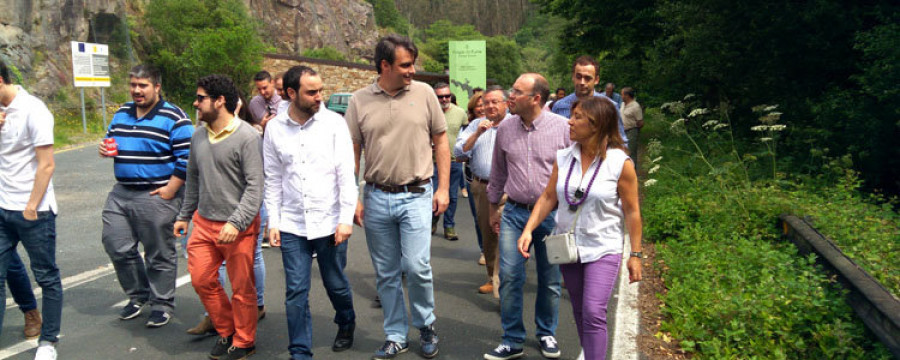 Dirigentes del PPdG exaltan el compromiso verde del partido con una marcha a pie por las Fragas do Eume