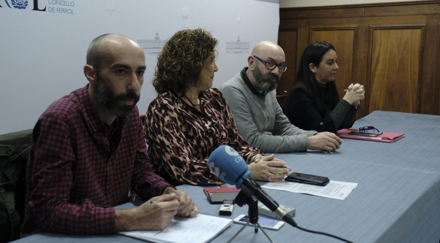 Intervención artística con murales y enormes lápices para engalanar la Primera Milla del Camino Inglés en Ferrol