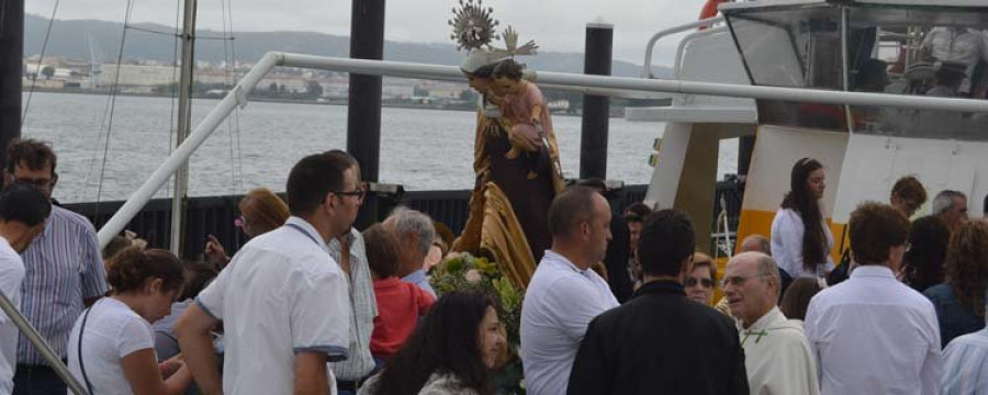 Maniños celebra el Carmen con su tradicional procesión marítima