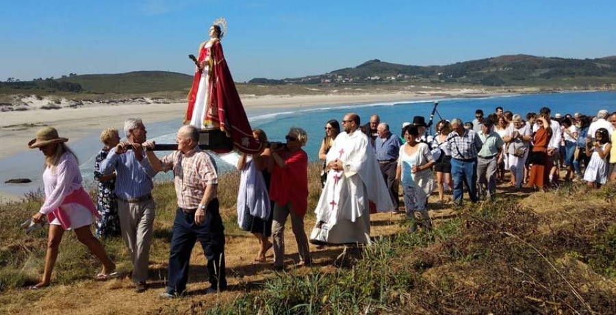 Santa Comba recupera su tradicional romería y misa tras ocho años sin escaleras de acceso a la ermita