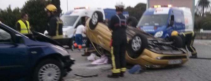 Una mujer y su bebé, con heridas leves tras volcar su coche
