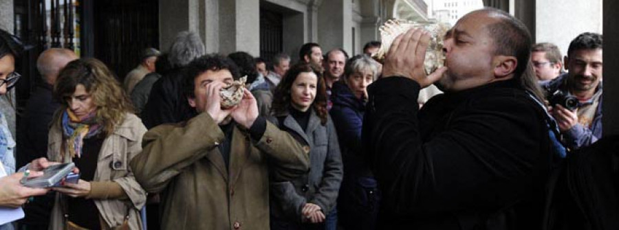 Llaman a todo Ferrol para crear  un “monumento a la dignidad” en la  reja de Navantia