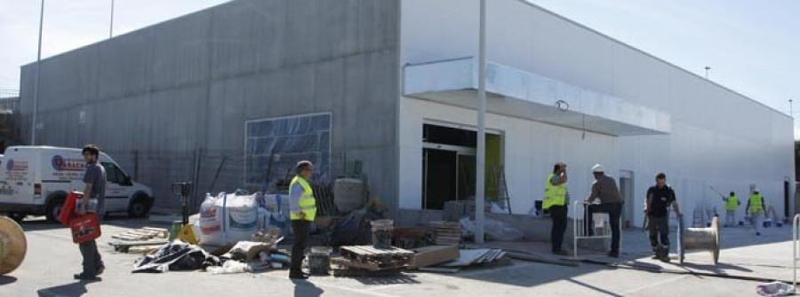 Las grandes cadenas de hipermercados mantienen su apuesta por la ciudad naval